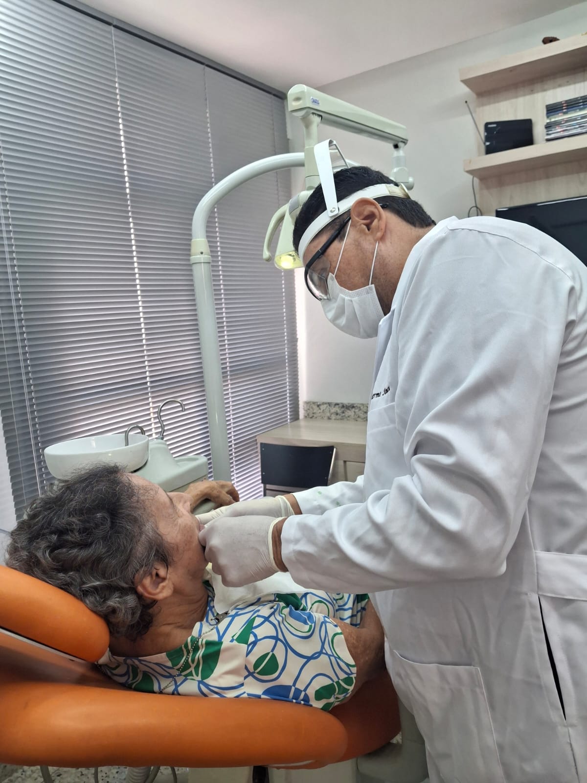 Dr. Fernando Mourão atendendo no consultório em Belo Horizonte — foto 3