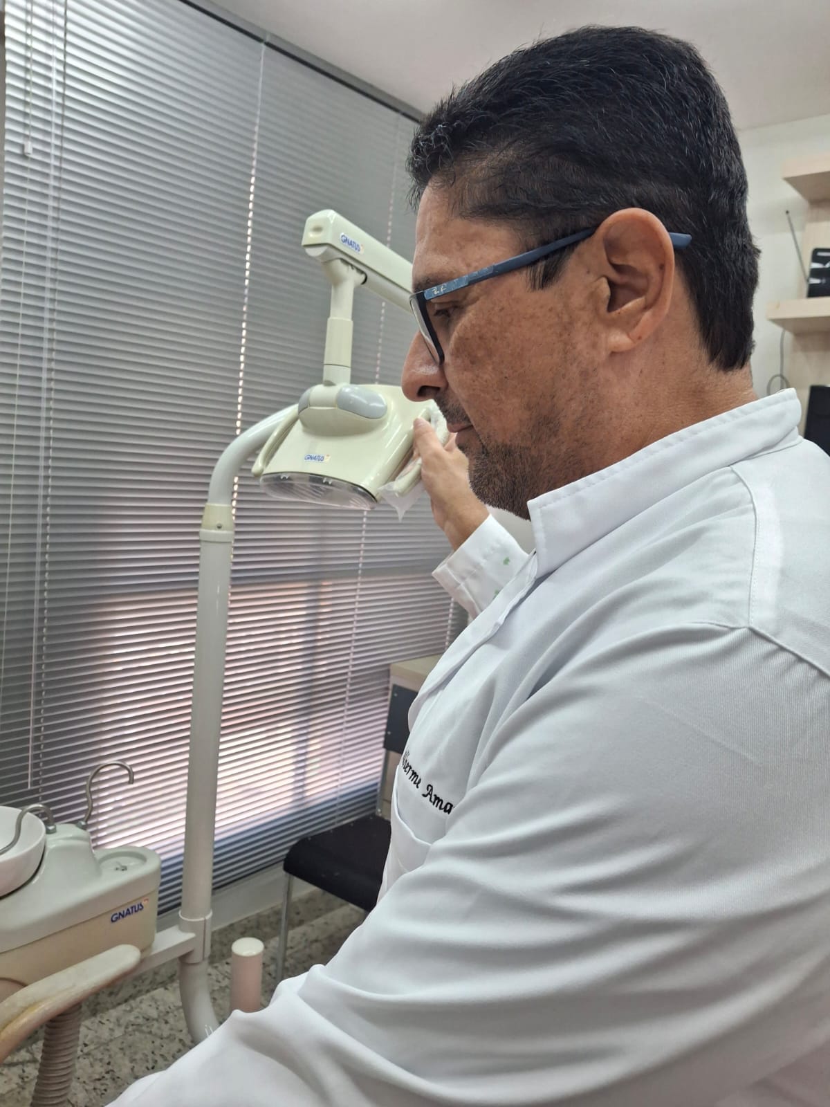 Dr. Fernando Mourão atendendo no consultório em Belo Horizonte — foto 4