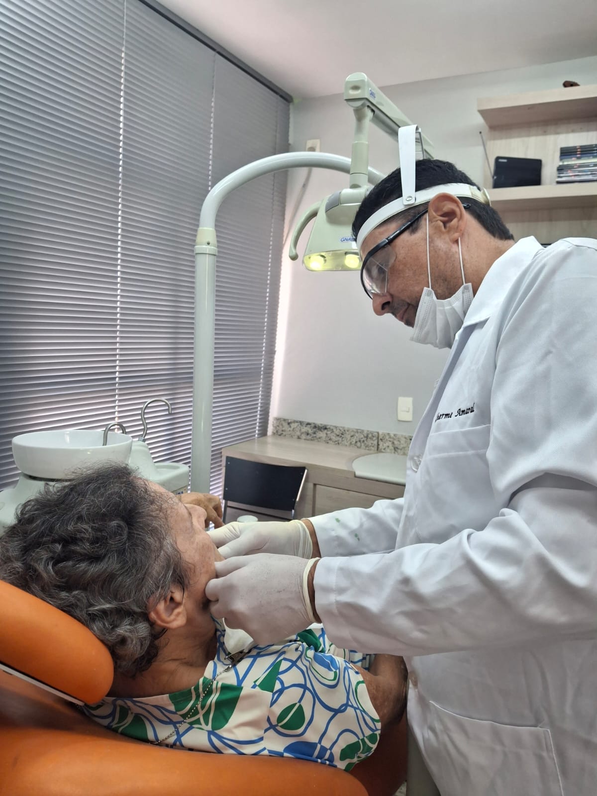Dr. Fernando Mourão atendendo no consultório em Belo Horizonte — foto 2