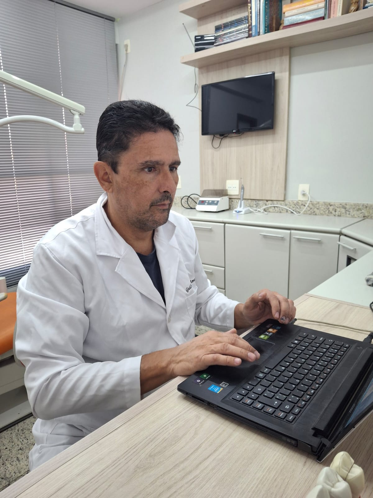 Dr. Fernando Mourão atendendo no consultório em Belo Horizonte — foto 1